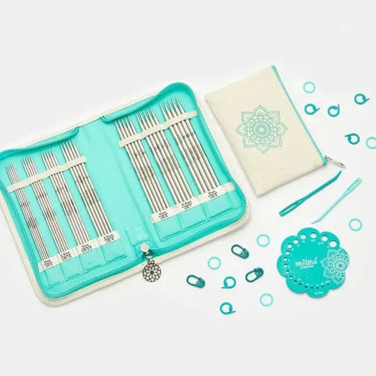 Knitting needle set with accessories