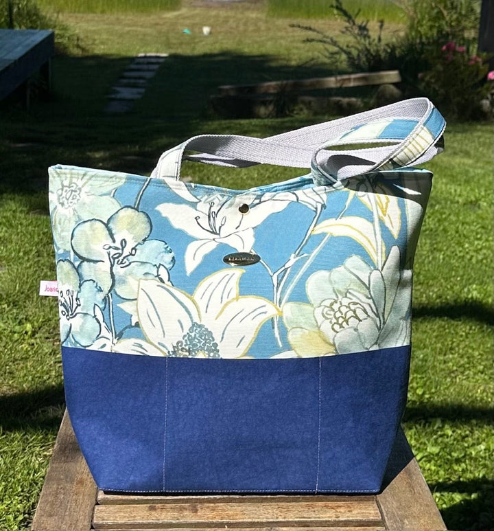 Fleur tote bag front with floral design in blue